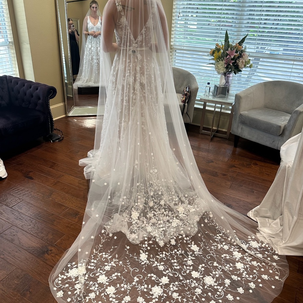 Amelie Wedding Gown and Veil by Anna Campbell - Sample Dress size M (8/10)